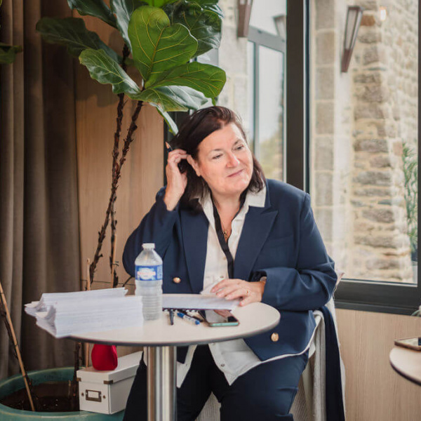 2025-11-08SALONDUMARIAGELESHARAS-4